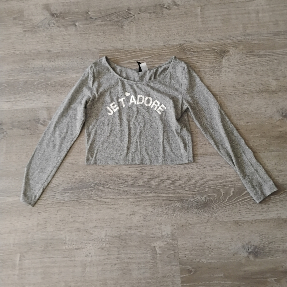 H&M DIVIDED "Je T'Adore" Graphic Cropped Long Sleeve Top - Gray Marl - Size M